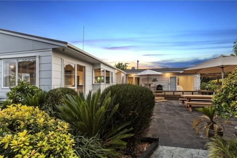 Photo of property in 102 Boord Crescent, Kumeu, 0891
