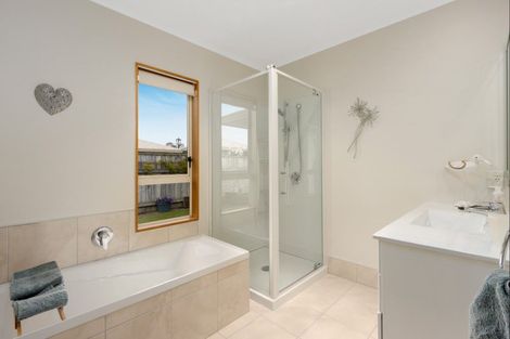 Photo of property in 9 Knightsbridge Place, Taradale, Napier, 4112