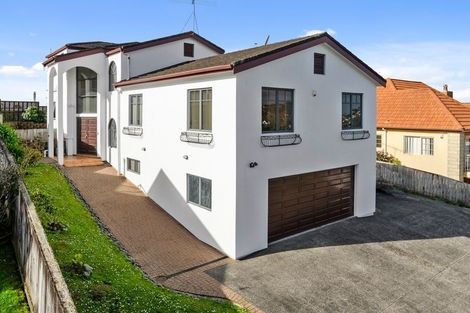 Photo of property in 28 St Clair Place, Browns Bay, Auckland, 0630