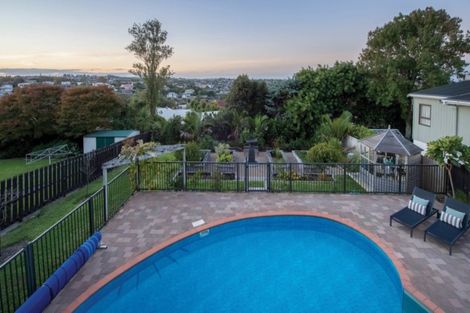 Photo of property in 16 Ridge Road, Waiake, Auckland, 0630