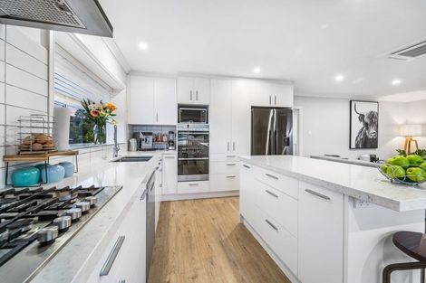 Photo of property in 28 Lydford Place, Glendene, Auckland, 0602