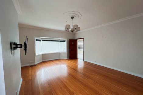 Photo of property in 123 Queens Drive, Lyall Bay, Wellington, 6022