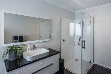 Photo of property in 11 Waipunahau Road, Waikanae, 5036