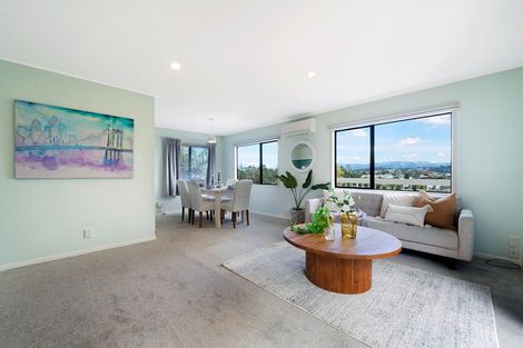 Photo of property in 2/31 Rangeview Road, Sunnyvale, Auckland, 0612