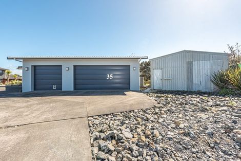 Photo of property in 35 Golf Vue Place, Castlecliff, Whanganui, 4501