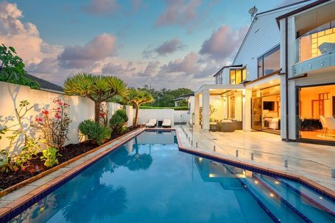 Photo of property in 235 Bleakhouse Road, Mellons Bay, Auckland, 2014