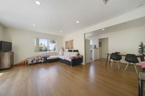 Photo of property in 1b Highgrove Lane, Totara Vale, Auckland, 0632