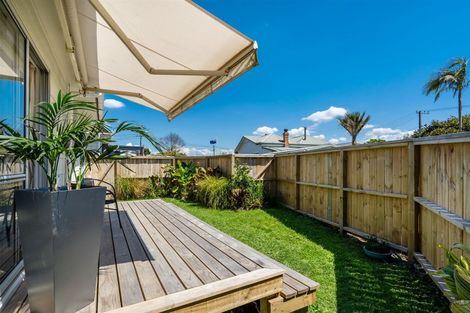 Photo of property in 3/68 Lake Road, Narrow Neck, Auckland, 0624