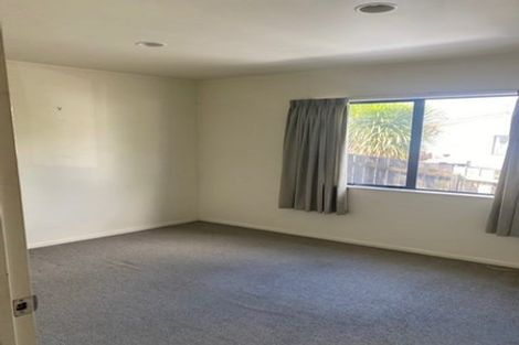 Photo of property in 3a Louise Place, West Harbour, Auckland, 0618