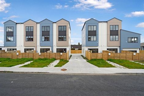 Photo of property in 1/2 Abbotleigh Avenue, Te Atatu Peninsula, Auckland, 0610