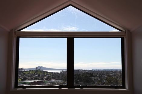 Photo of property in 17 Pitlochry Place, Highland Park, Auckland, 2010