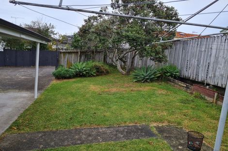 Photo of property in 3 Links Road, New Lynn, Auckland, 0600