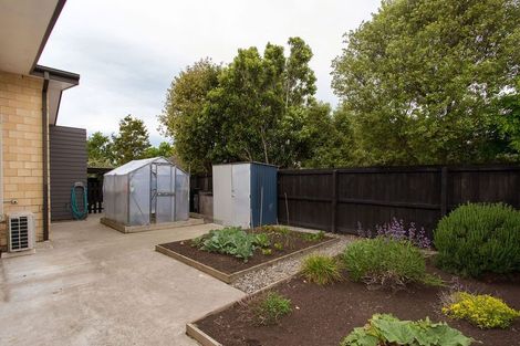 Photo of property in 28 Willowview Drive, Redwood, Christchurch, 8051
