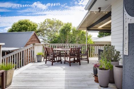 Photo of property in 16 Paton Avenue, Te Atatu South, Auckland, 0610