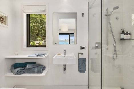 Photo of property in 160 Breaker Bay Road, Breaker Bay, Wellington, 6022