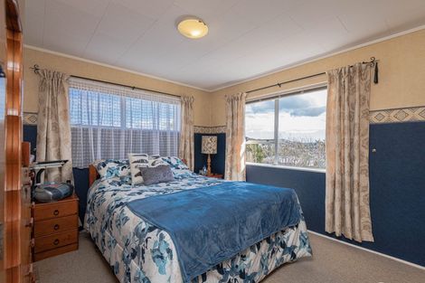 Photo of property in 56 Colchester Crescent, Newlands, Wellington, 6037