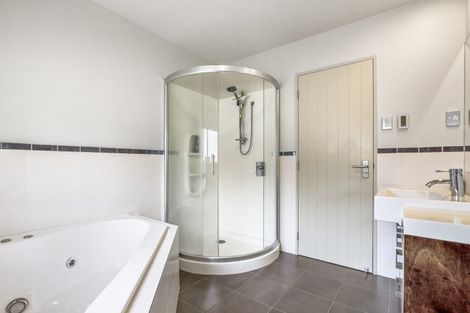 Photo of property in 70 Saddleback Rise, Murrays Bay, Auckland, 0630