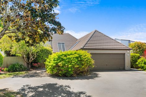 Photo of property in 11 Brockhall Lane, Avonhead, Christchurch, 8042