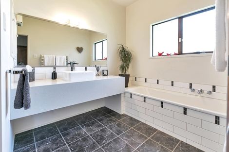 Photo of property in 367 Triangle Road, Henderson, Auckland, 0610