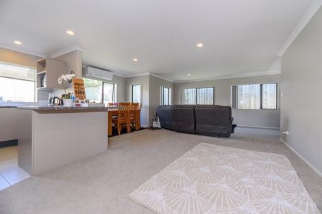Photo of property in 12 Mediterranean Way, Goodwood Heights, Auckland, 2105