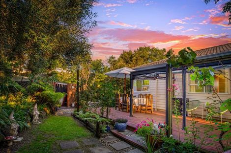 Photo of property in 3 Garcia Place, West Harbour, Auckland, 0618