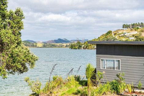 Photo of property in 1 Rigby Street, Whakapirau, 0583