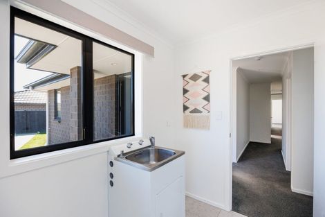 Photo of property in 26 Sardinia Grove, Fitzherbert, Palmerston North, 4410