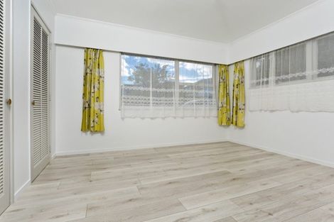 Photo of property in 10 Holdaway Avenue, Northcote, Auckland, 0627