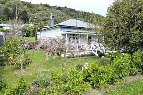 Photo of property in 108 Waikawa Road, Picton, 7220