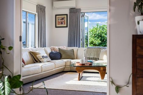 Photo of property in 61 Quadrant Heights, Paraparaumu, 5032