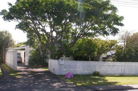 Photo of property in 10 Gladstone Road, Northcote, Auckland, 0627