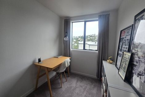 Photo of property in 52 Tiketike Way, Brooklyn, Wellington, 6021