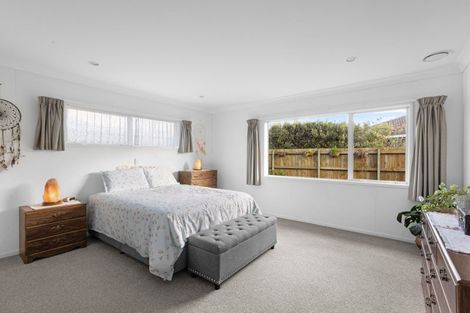 Photo of property in 2 Mcgowan Place, Orewa, 0931