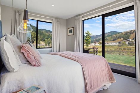 Photo of property in 8 Caro Lane, Cracroft, Christchurch, 8022