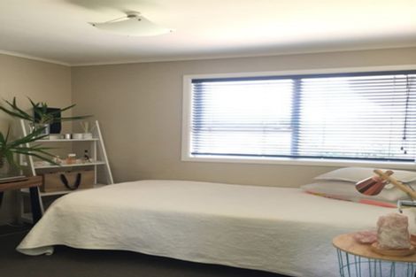 Photo of property in 17 Webb Place, Forrest Hill, Auckland, 0620