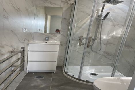 Photo of property in 32 Karoro Road, One Tree Point, 0118