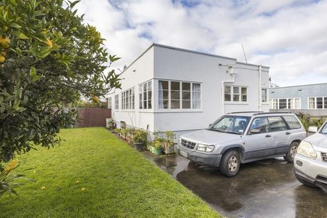 Photo of property in 77 Savage Crescent, West End, Palmerston North, 4412