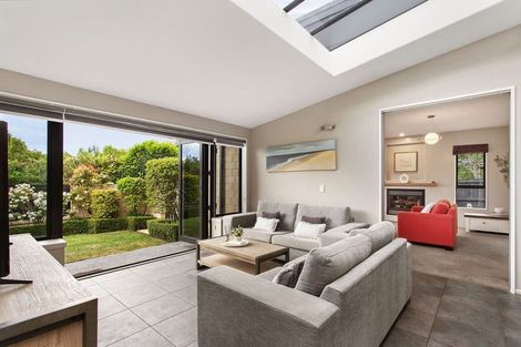 Photo of property in 28 Willowview Drive, Redwood, Christchurch, 8051