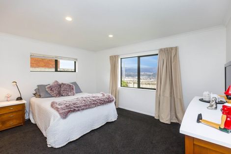 Photo of property in 32 Percy Kinsman Crescent, Riverstone Terraces, Upper Hutt, 5018