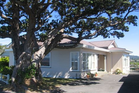 Photo of property in 30 Harbour View Road, Northland, Wellington, 6012