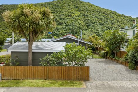 Photo of property in 46 Beach Road, Waikawa, Picton, 7220