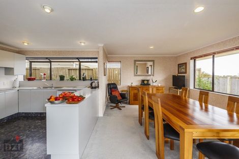 Photo of property in 35 Springdale Grove, Fitzherbert, Palmerston North, 4410
