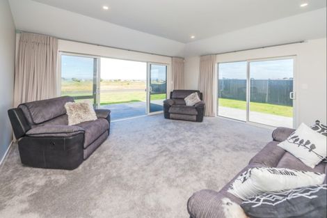 Photo of property in 37 Magnolia Crescent, Tawhero, Whanganui, 4501