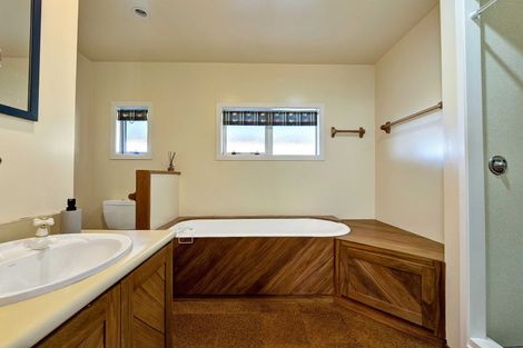 Photo of property in 71 Tarata Road, Inglewood, 4387
