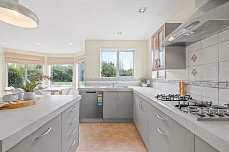 Photo of property in 64 Willowview Drive, Redwood, Christchurch, 8051