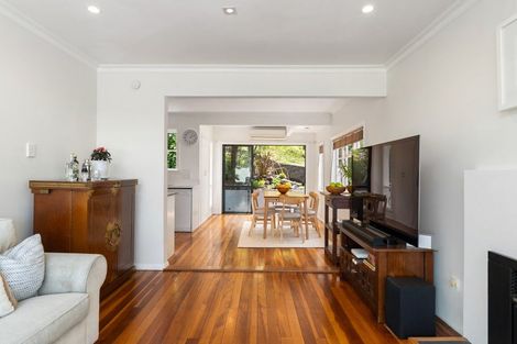 Photo of property in 7 Houghton Bay Road, Houghton Bay, Wellington, 6023