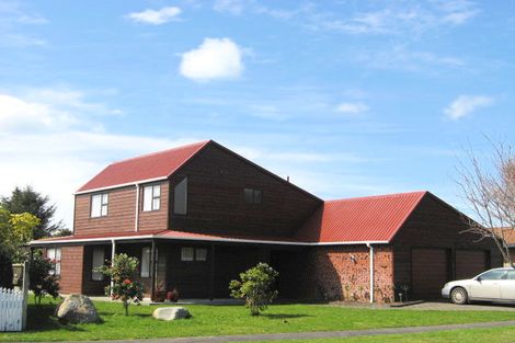 Photo of property in 8 Elder Grove, Whalers Gate, New Plymouth, 4310