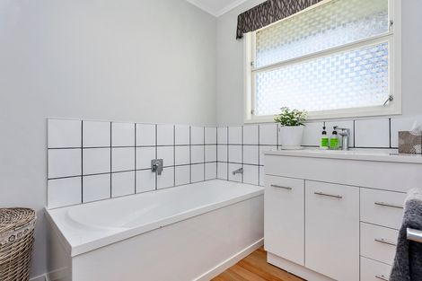 Photo of property in 281 Shakespeare Street, Leamington, Cambridge, 3432