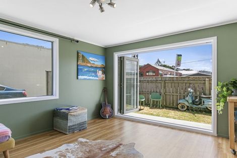 Photo of property in 1/102 Lyall Parade, Lyall Bay, Wellington, 6022