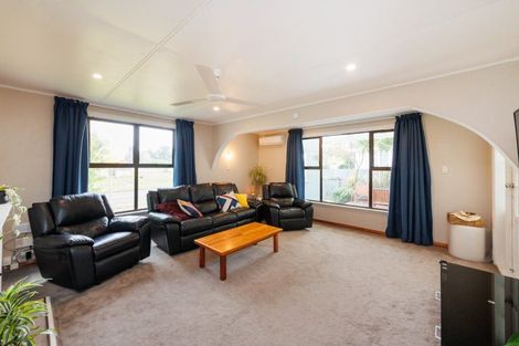 Photo of property in 11 Montrose Place, Takaro, Palmerston North, 4412